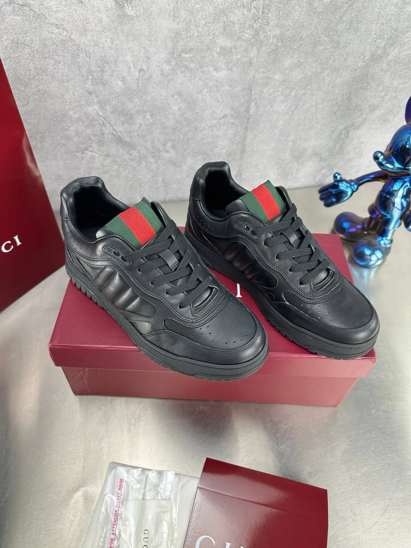 Factory price: 640💰The top version of Gucci Gucci's latest hot-selling couple's sneaker series is shipped. The original version is purchased, developed and manufactured. This high-low top sneaker adopts a basketball-style silhouette design, cleverly incorporating hollow panels and distressed effects, showing its unique ingenuity. The ingenuity incorporates brand logo details such as interlocking Double G styling accessories and Gucci lettering, a low-key tribute to the brand's design heritage. Exquisite packaging at the delivery counter 🛍📦 ▪️ Fabric: Original customized imported first-layer cowhide ▪️ Inner lining: Imported first-layer cowhide ▪️ Sole: Original molded TPU sole ▪️ Sole thickness: 3cm ▪️ Size: Women's 35-41 Men's 38-45 (Female 41, Men 38 45 customized) ▪️ p